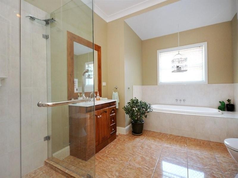 76a Mackenzie Street, Mount Lofty QLD 4350