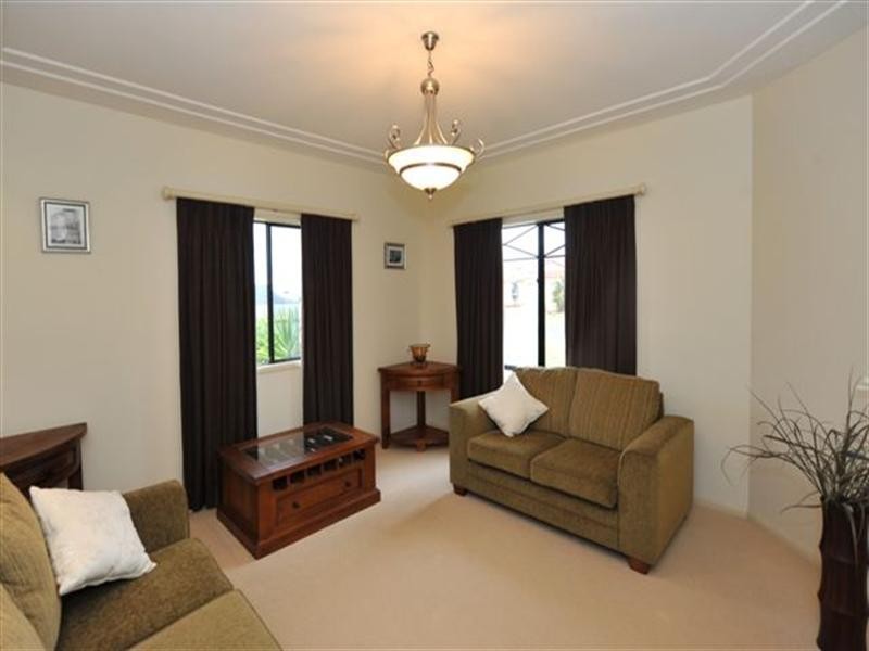 13 Banksdale Drive, Middle Ridge QLD 4350