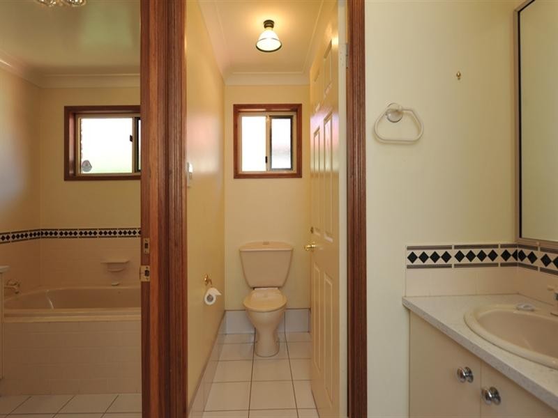10 Windemere Terrace, Mount Lofty QLD 4350