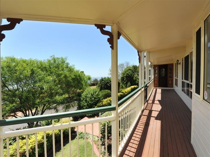 10 Windemere Terrace, Mount Lofty QLD 4350
