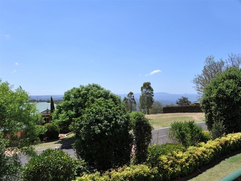 10 Windemere Terrace, Mount Lofty QLD 4350