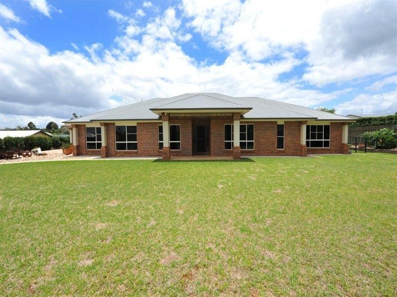 54 Palmer Drive, Highfields QLD 4352