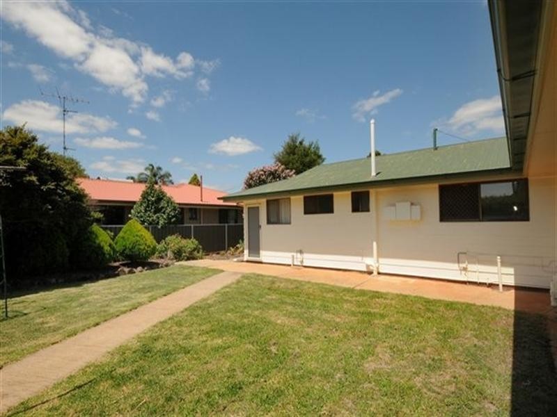 26 Nugent Crescent, Wilsonton QLD 4350