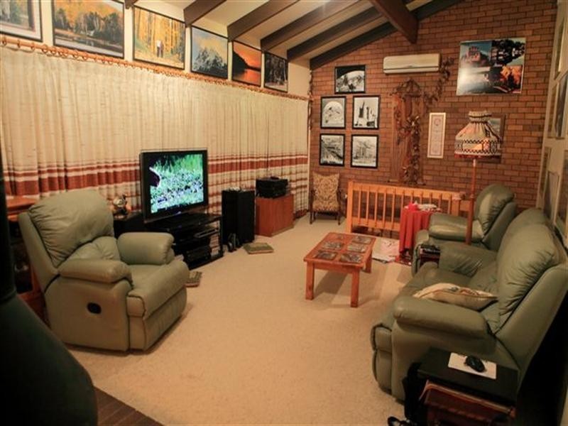 17 Barrymount Crescent, Mount Lofty QLD 4350