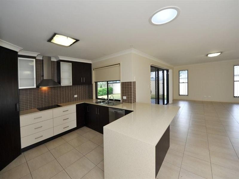6 Manooka Crescent, Highfields QLD 4352