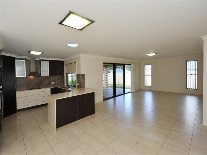 6 Manooka Crescent, Highfields QLD 4352