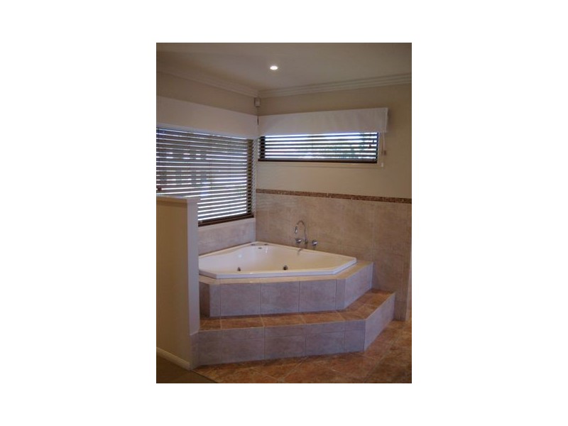 1 Vanham Close, Middle Ridge QLD 4350