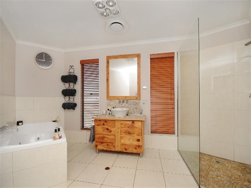 53 Windemere Terrace, Mount Lofty QLD 4350