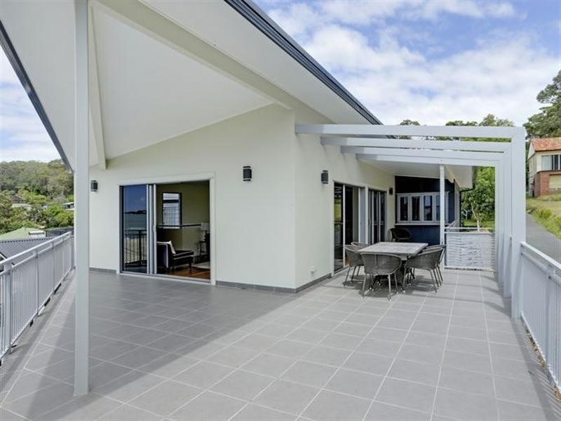 1 Beale Street, Coal Point NSW 2283