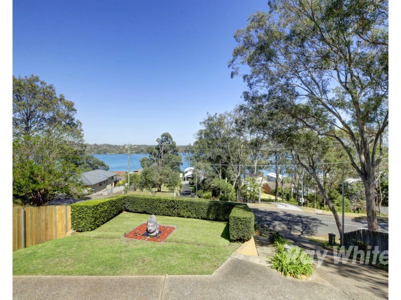 84 Coal Point Road, Coal Point NSW 2283