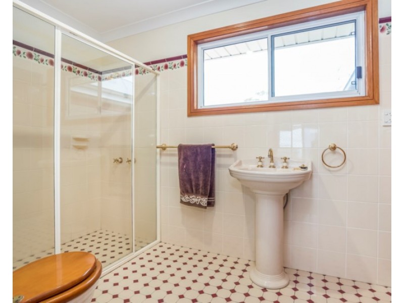 34 Middlepoint Road, Bolton Point NSW 2283