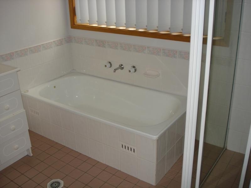 8A Whitehaven Drive, Lakelands NSW 2282