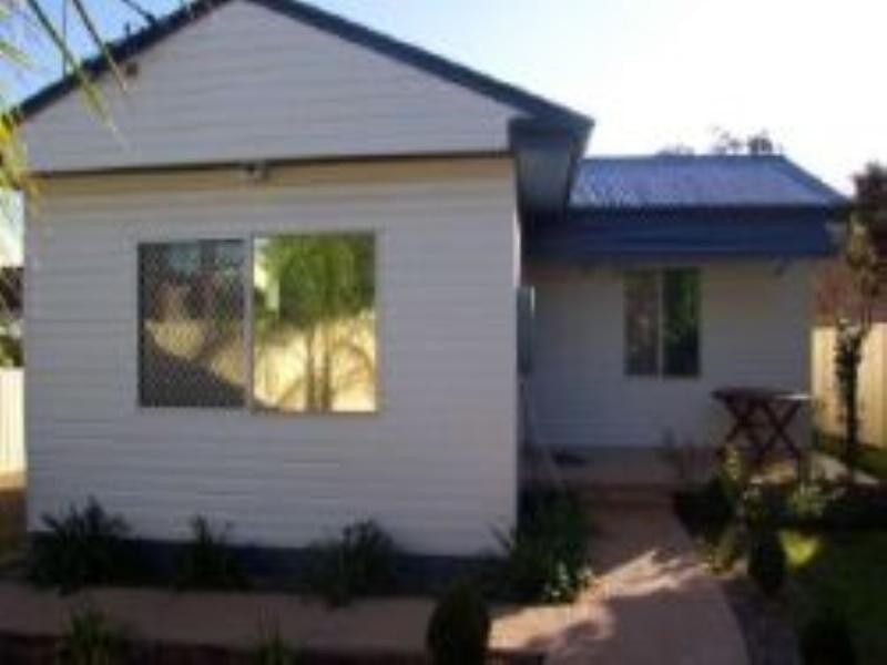 27 Lake Road, Fennell Bay NSW 2283