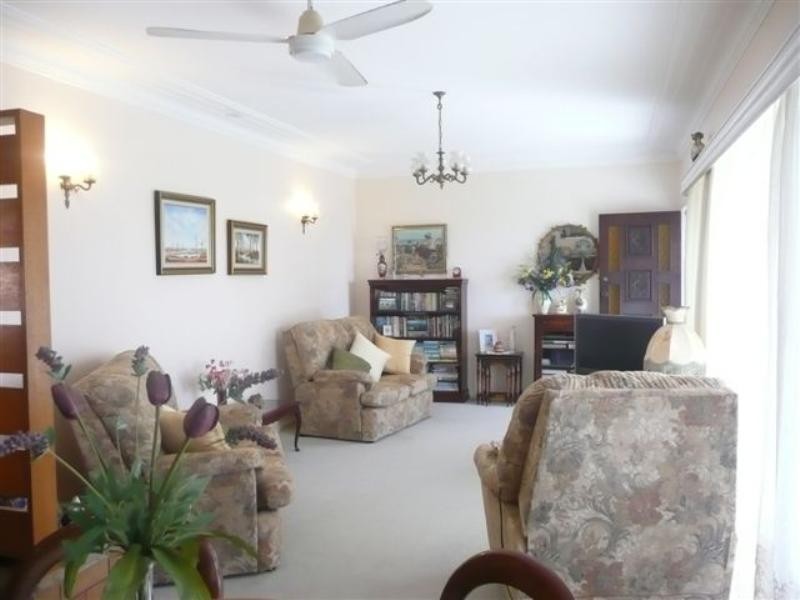 8 Amelia Street, Carey Bay NSW 2283