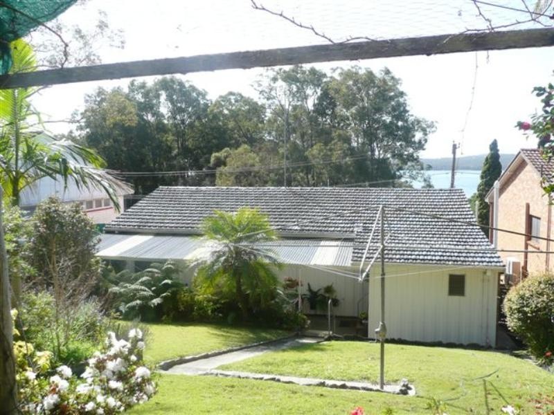 8 Amelia Street, Carey Bay NSW 2283