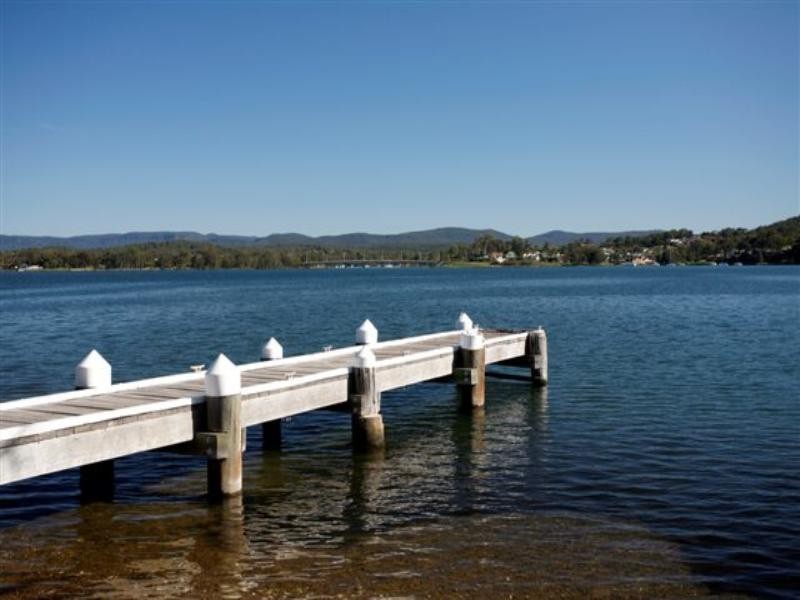 65 Middlepoint Road, Bolton Point NSW 2283