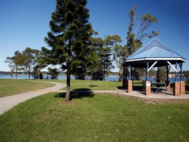 65 Middlepoint Road, Bolton Point NSW 2283