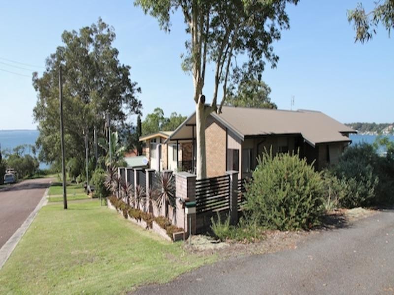 13 Bolton Point Road, Bolton Point NSW 2283