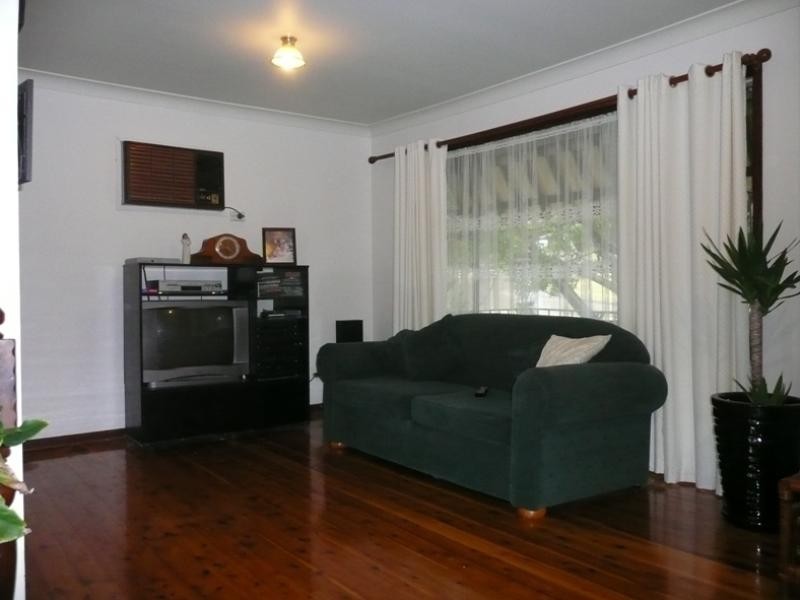 2 Wyera Crescent, Carey Bay NSW 2283