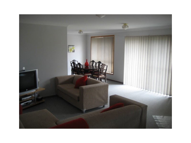 8A Whitehaven Drive, Lakelands NSW 2282