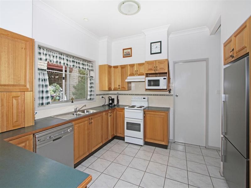 16 Coal Point Road, Coal Point NSW 2283