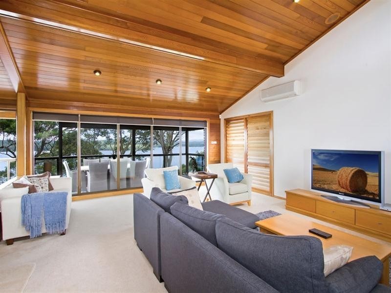 21 Coal Point Road, Coal Point NSW 2283