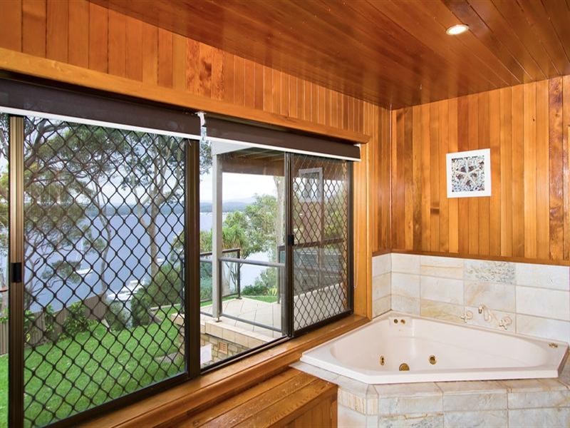 21 Coal Point Road, Coal Point NSW 2283