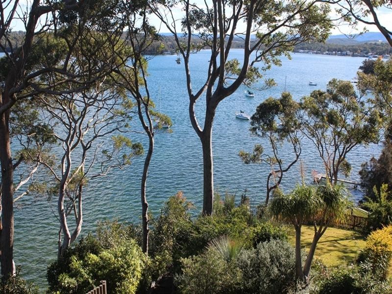21 Coal Point Road, Coal Point NSW 2283