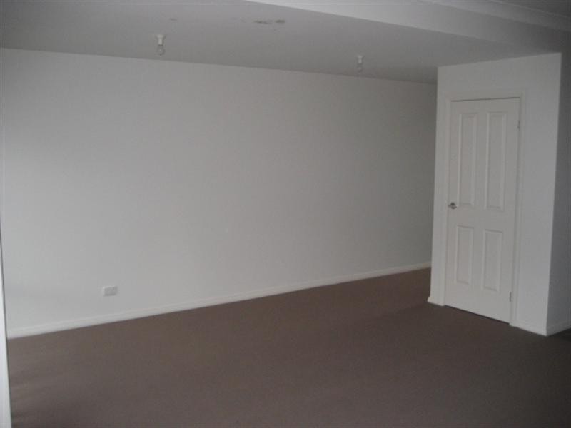 18 Kestrel Circuit, Shortland NSW 2307