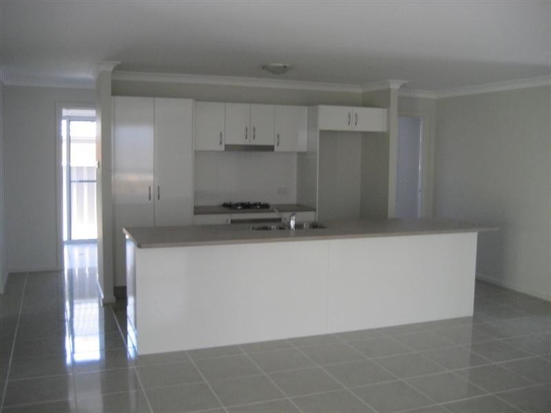 7 Clarkstone Avenue, Cameron Park NSW 2285