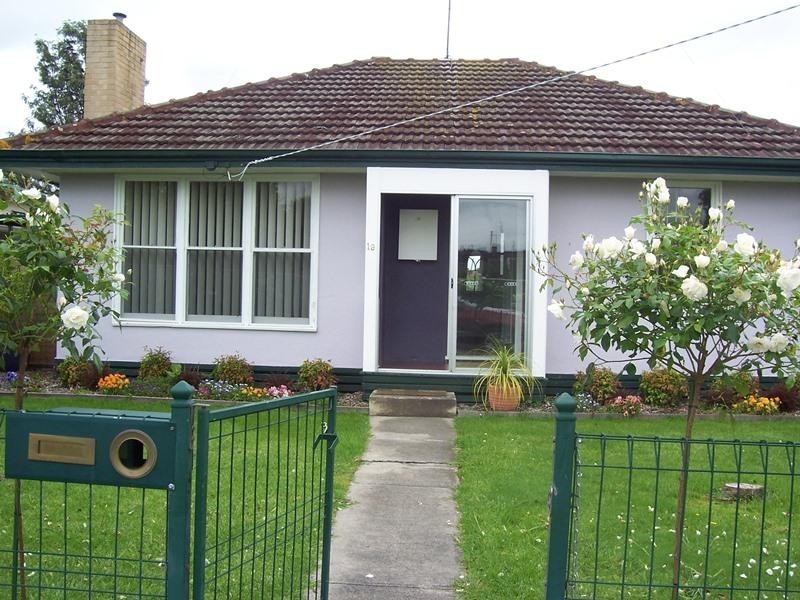 19 ROBERTS, Traralgon VIC 3844