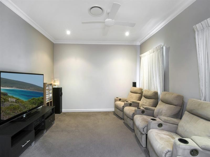 52 Buckingham Way, Elanora QLD 4221