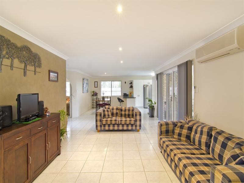 8 Casuarina Drive, Elanora QLD 4221