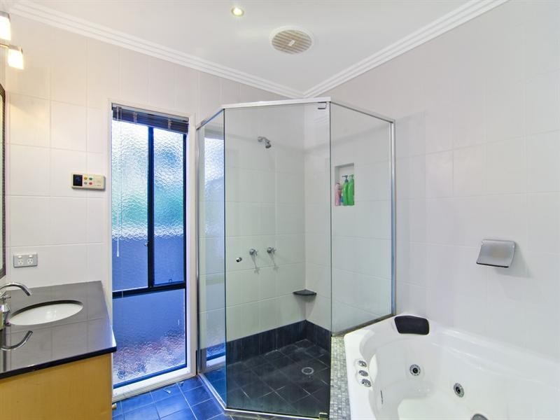 2 Sanctuary Crest Drive, Currumbin QLD 4223