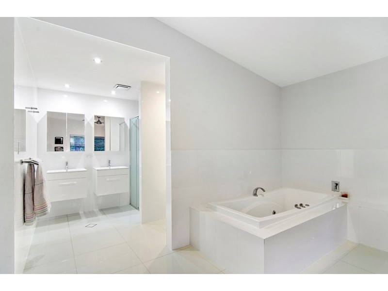 15 Bindoon Close, Elanora QLD 4221