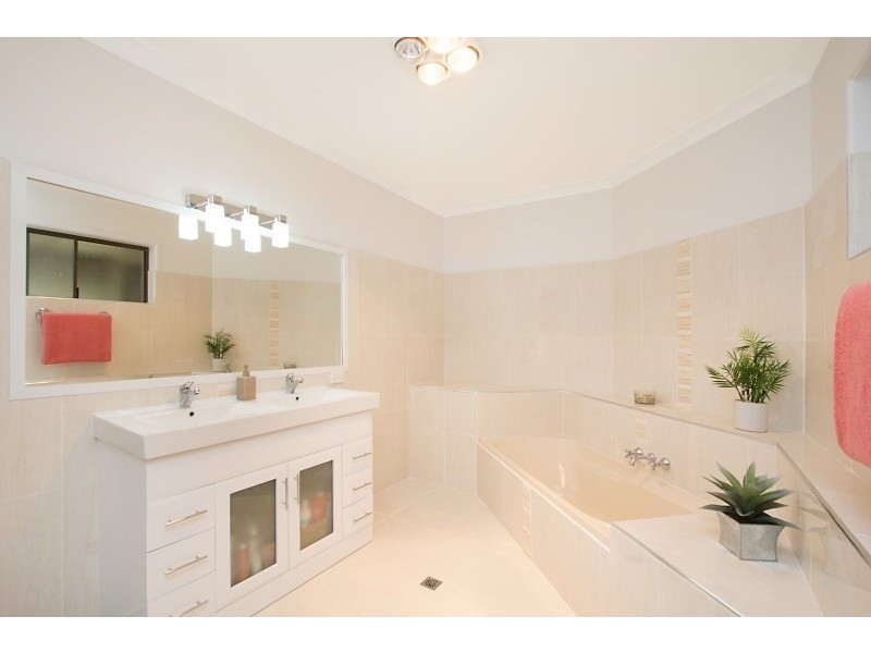 17 The Parapet, Banora Point NSW 2486