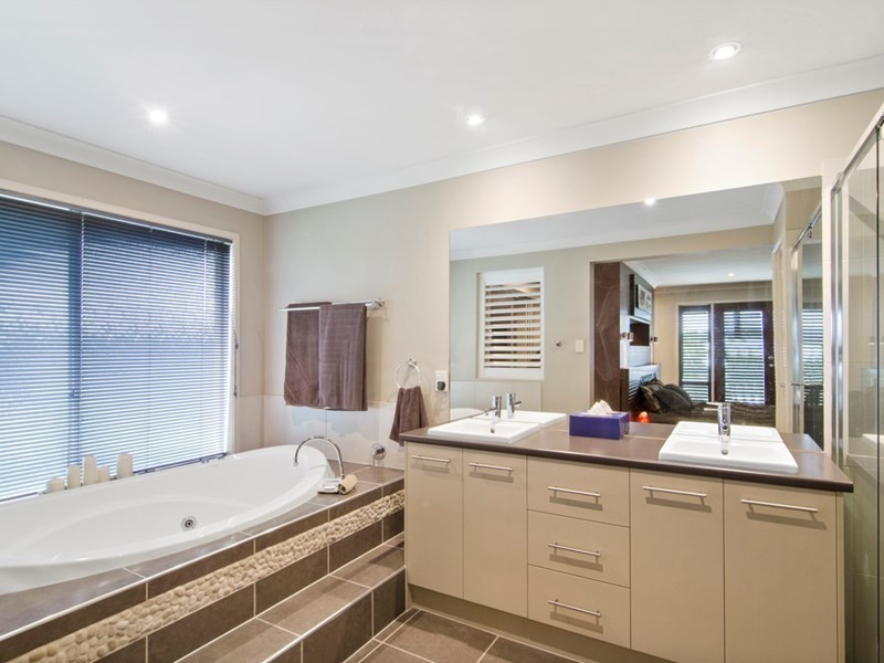 9 Meadow Court, Maudsland QLD 4210