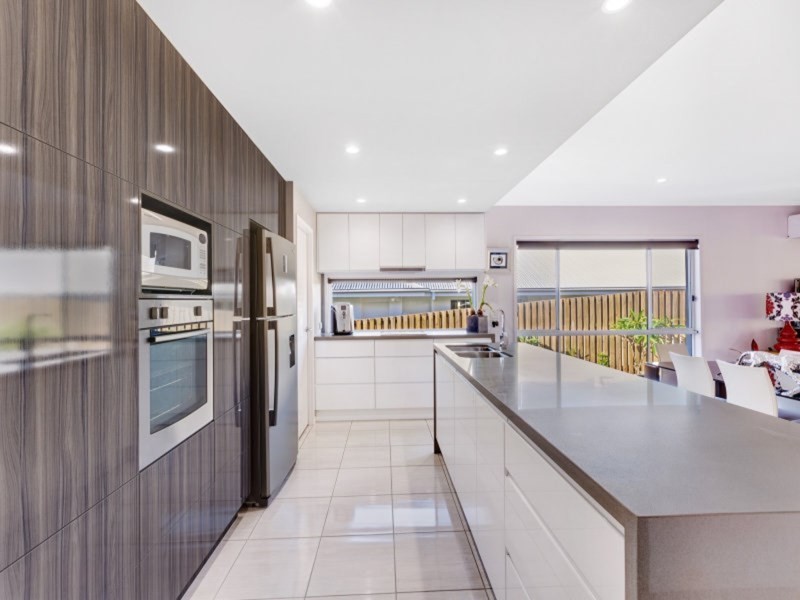 10 Sunbird Court, Elanora QLD 4221