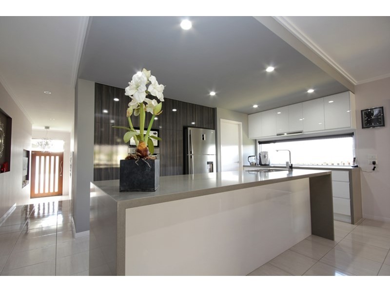 10 Sunbird Court, Elanora QLD 4221