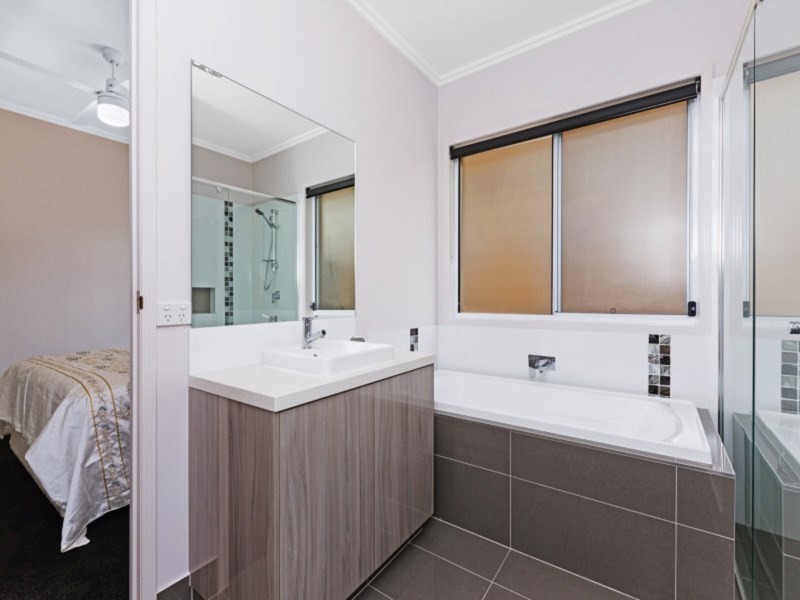 10 Sunbird Court, Elanora QLD 4221