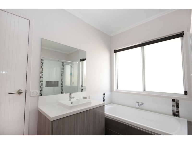 10 Sunbird Court, Elanora QLD 4221