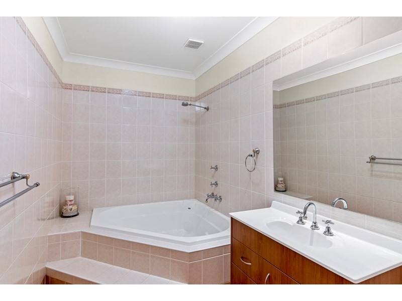 28 Laurina Court, Elanora QLD 4221