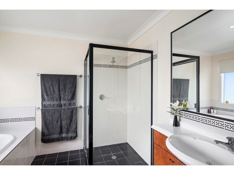 100 Silver Glade Drive, Elanora QLD 4221