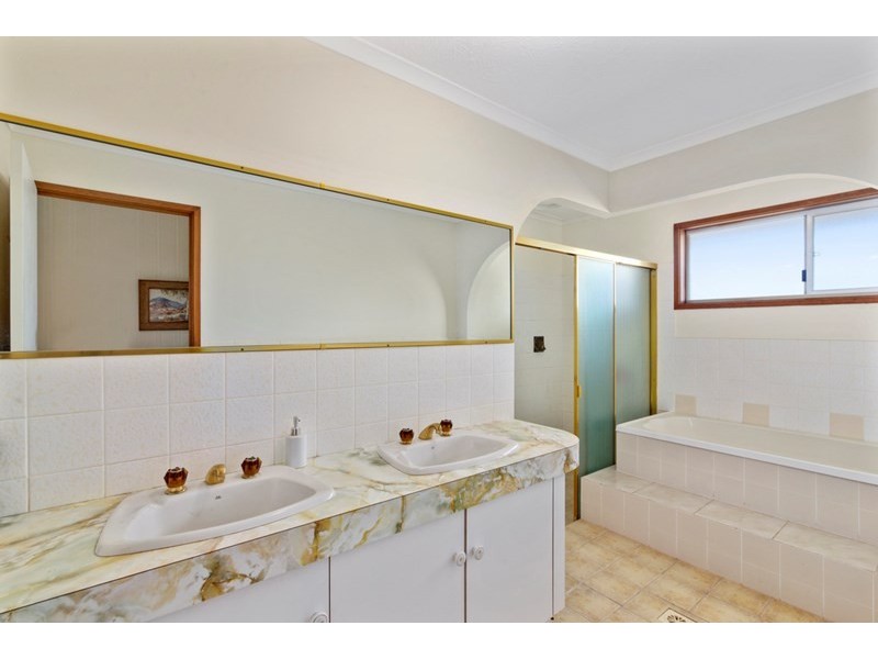 10 Oriana Drive, Mermaid Waters QLD 4218