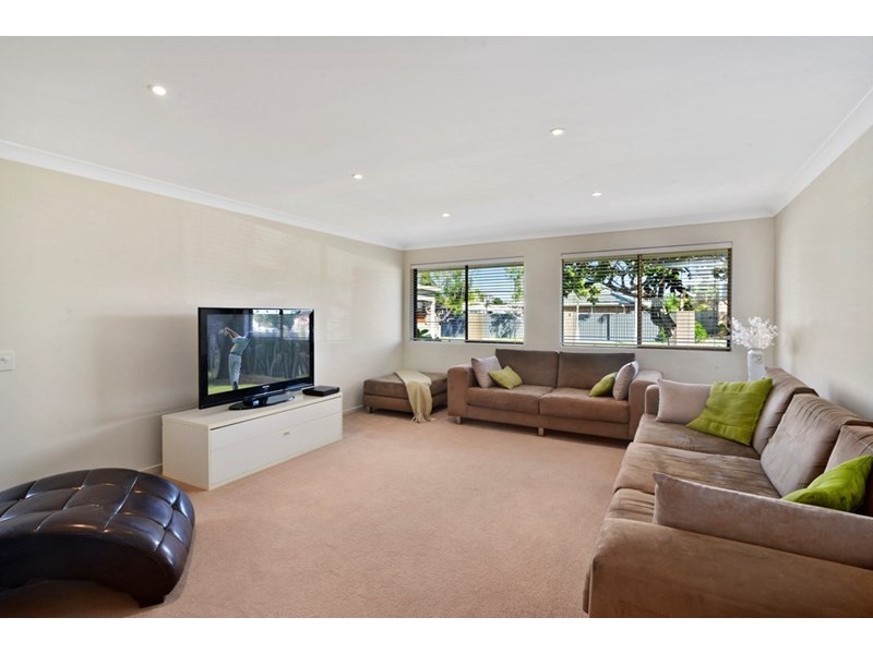 19 Walnut Street, Elanora QLD 4221
