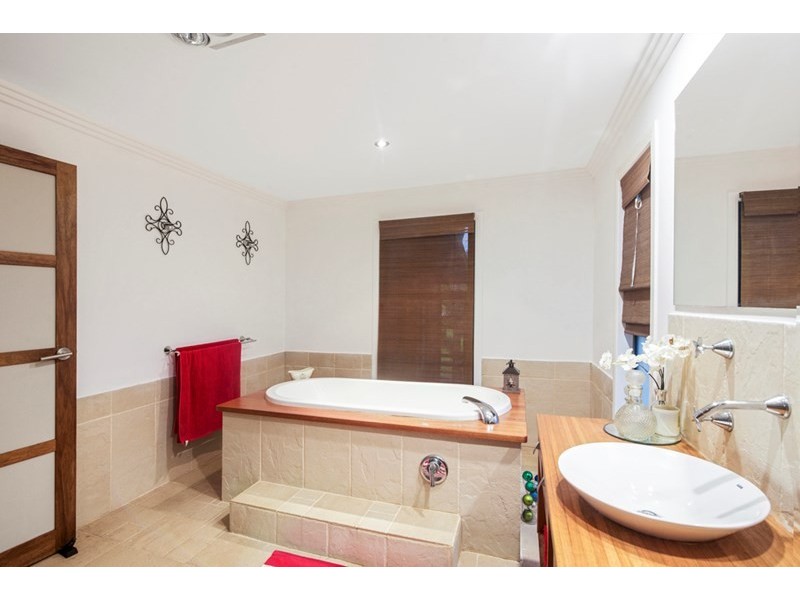 10 Des Quinlan Crescent, Tallebudgera Valley QLD 4228