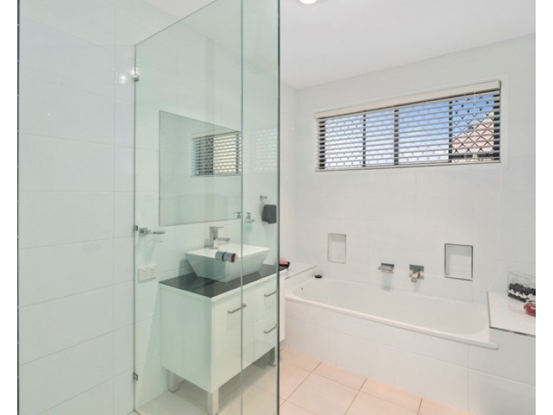 27 Cosmos Court, Elanora QLD 4221