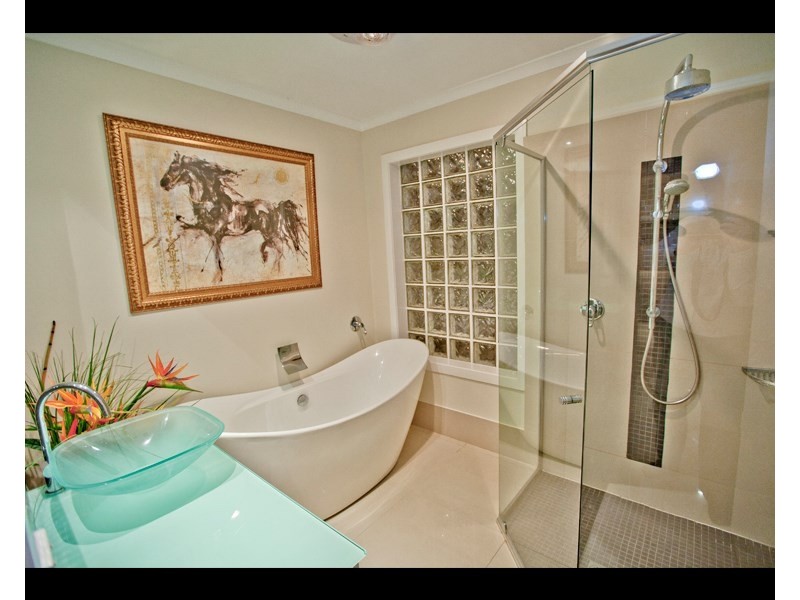 18 Lothian Avenue, Sorrento QLD 4217