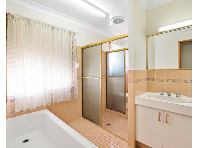 1 Fatsia Court, Elanora QLD 4221