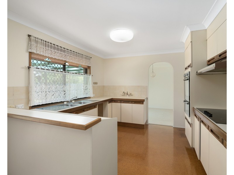 8 Queenscliff Crescent, Robina QLD 4226